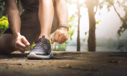 20 อันดับ รองเท้าวิ่ง สำหรับผู้ชาย ใส่สบาย วิ่งได้ยาวๆ ยี่ห้อไหนดี ปี 2021