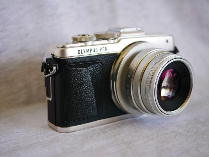 Olympus Pen E-PL7 Mirrorless Digital Camera Black Silver with Silver 35mm F1.6 MF Lens, EPL7, EP-L7, EPL-7, EPL 7